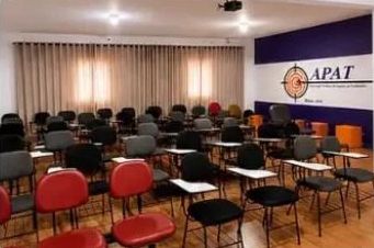 Auditório da APAT visto do fundo da sala.