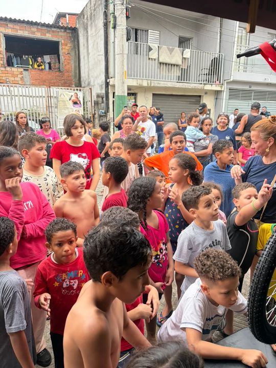Crianças da Vila Bremen reunidas na rua durante a festa do Dia das Crianças.