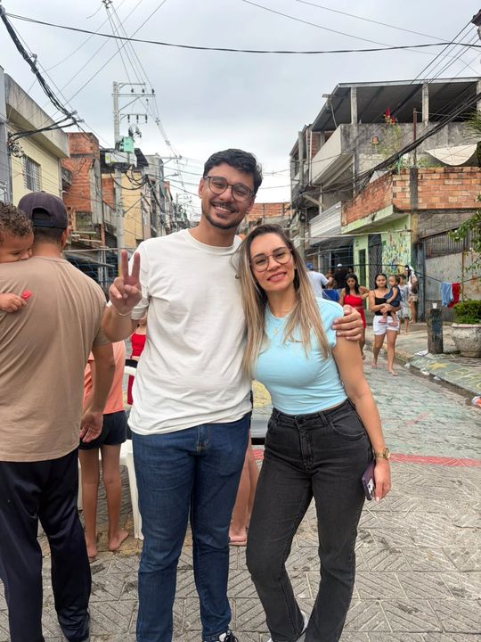 Participantes posando para foto na rua durante a festa.