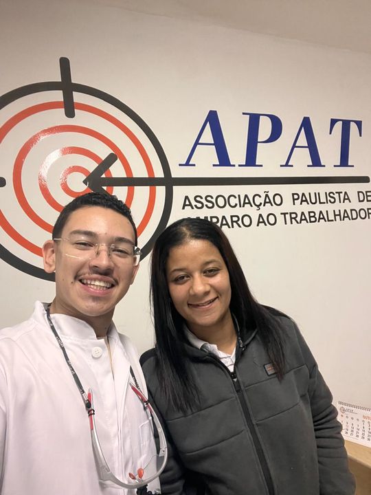 Dentista do projeto com uma paciente atendida.
