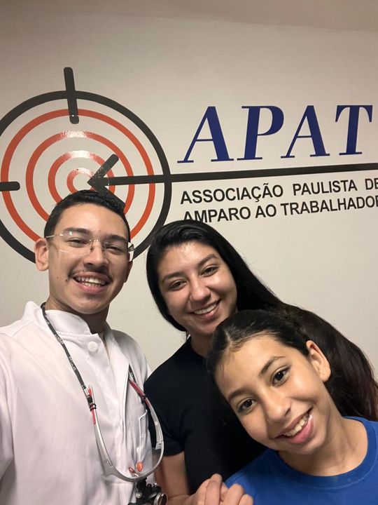 Dentista do projeto com mãe e filha atendidas.