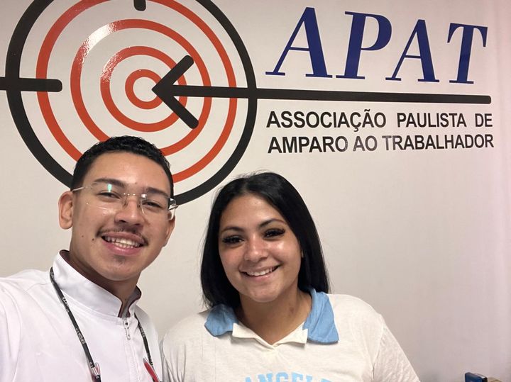 Dentista do projeto com uma paciente atendida na sede da APAT.
