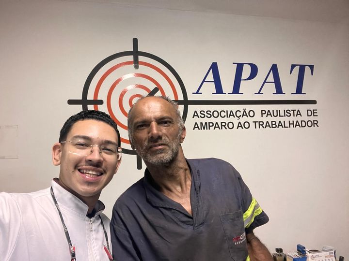 Dentista do projeto com um trabalhador atendido.
