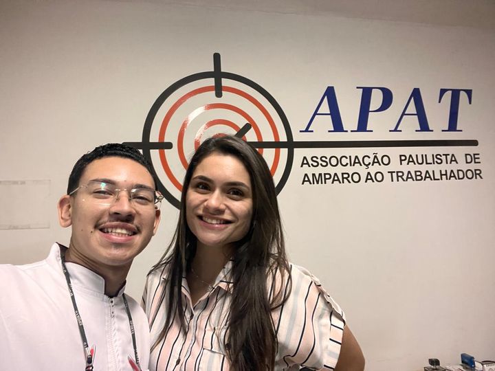 Dentista do projeto com uma paciente atendida.