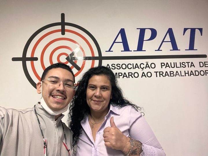 Dentista do projeto com uma paciente atendida, fazendo sinal de positivo.