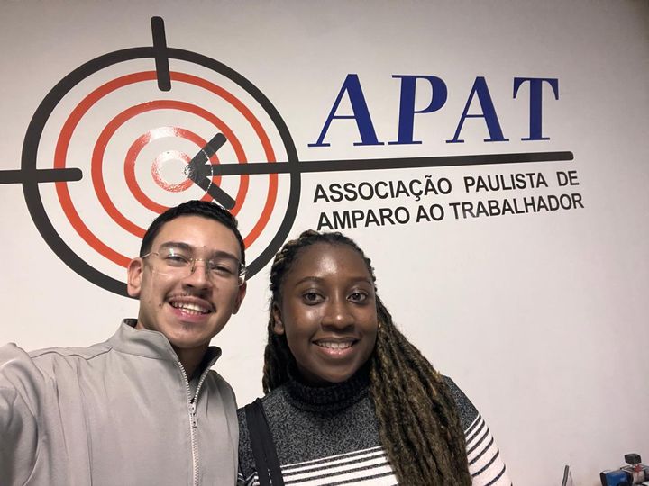 Dentista do projeto com uma paciente atendida.
