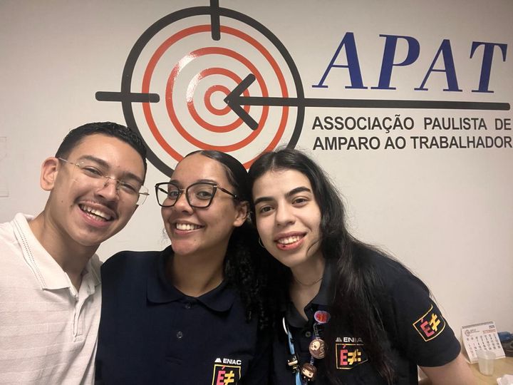 Dentista do projeto com estudantes atendidas.
