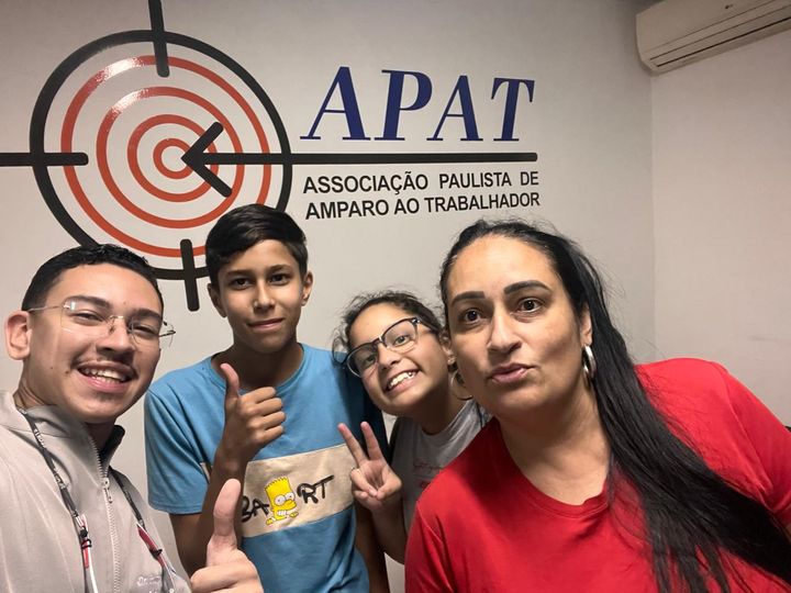 Dentista do projeto com uma família atendida.