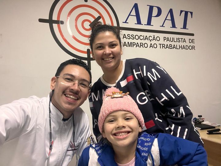 Dentista do projeto com mãe e filha atendidas.