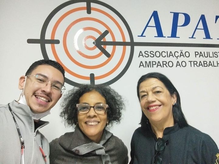 Equipe do projeto com uma paciente atendida.