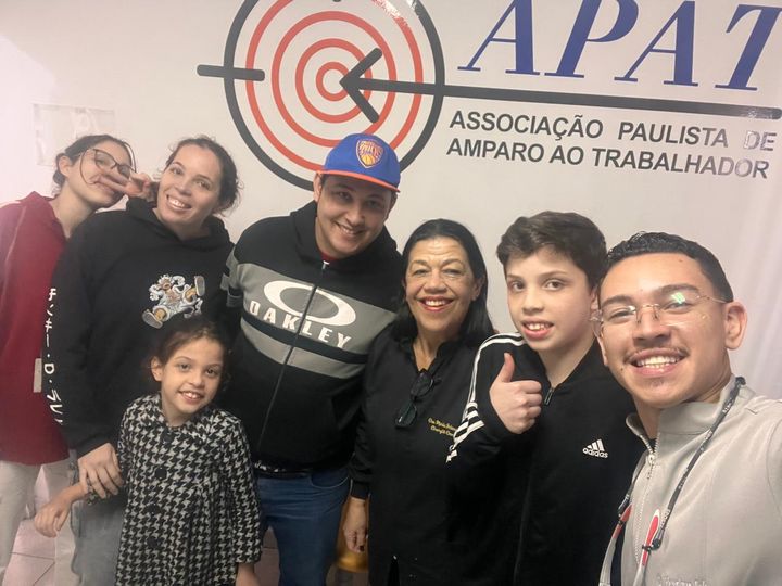 Equipe do projeto com uma família atendida.