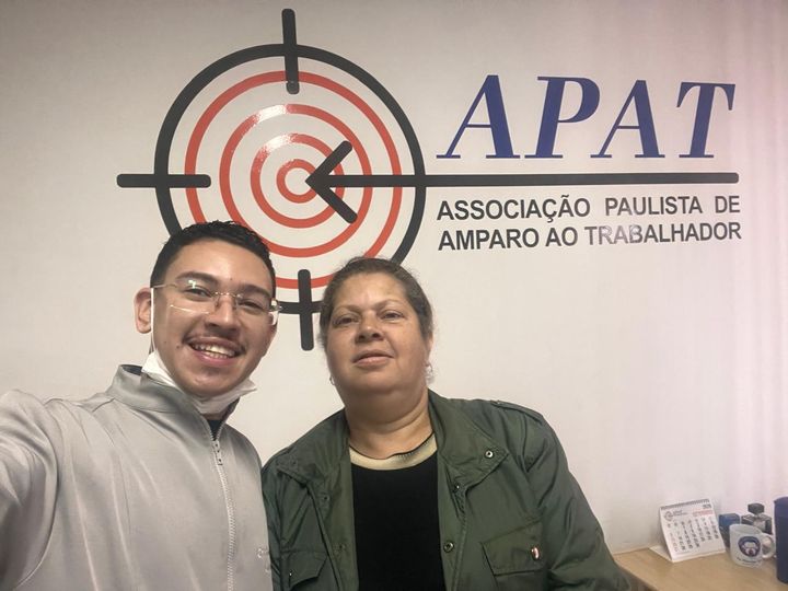 Dentista do projeto com uma paciente atendida.