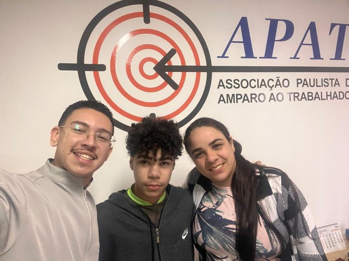 Dentista do projeto com mãe e filho atendidos.
