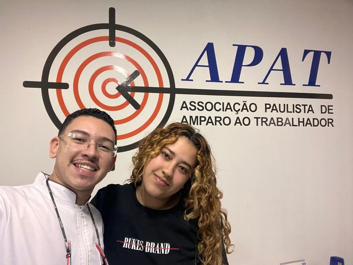 Dentista do projeto com uma paciente atendida.